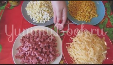 Салат с копченой колбасой и кукурузой - шаг 2