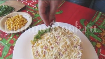 Салат с копченой колбасой и кукурузой - шаг 5