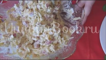 Салат с копченой колбасой и кукурузой - шаг 3