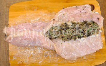 Куриный рулет с грибами и сыром - шаг 6