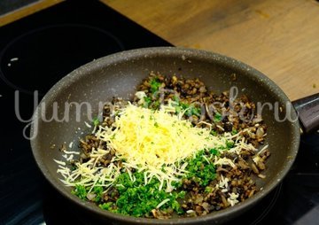 Куриный рулет с грибами и сыром - шаг 5