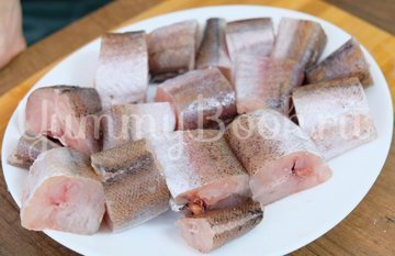 Минтай в сливочно-луковом соусе - шаг 1