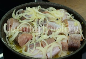 Минтай в сливочно-луковом соусе - шаг 5