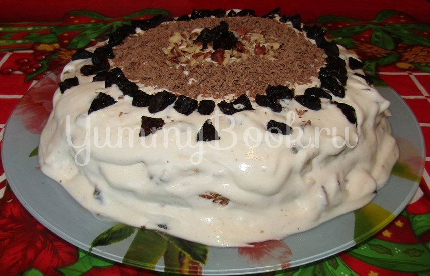 Торт на сгущенке со сметанным кремом и черносливом - шаг 7