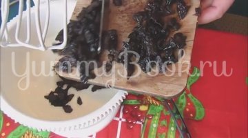 Торт на сгущенке со сметанным кремом и черносливом - шаг 5