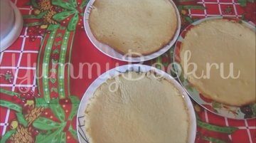 Торт на сгущенке со сметанным кремом и черносливом - шаг 4