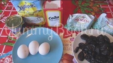 Торт на сгущенке со сметанным кремом и черносливом - шаг 1