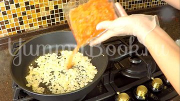 Гнезда с фаршем на сковородке - шаг 7