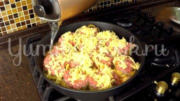 Гнезда с фаршем на сковородке - шаг 10