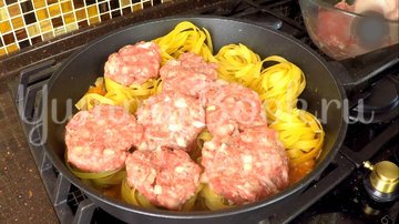 Гнезда с фаршем на сковородке - шаг 8