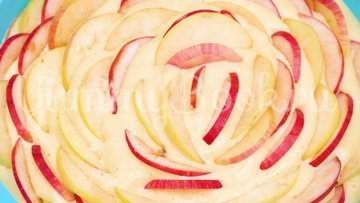 Шарлотка с яблоками из 5 ингредиентов - шаг 4