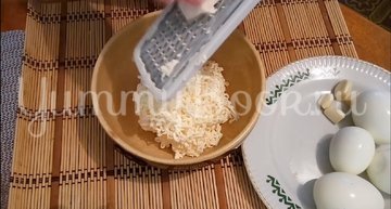 Закуска - намазка из сыра и яиц - шаг 1