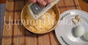 Закуска - намазка из сыра и яиц - шаг 2