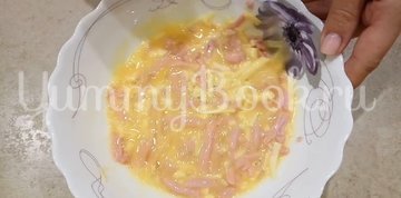 Омлет с колбаской и сыром - шаг 3