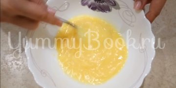 Омлет с колбаской и сыром - шаг 1