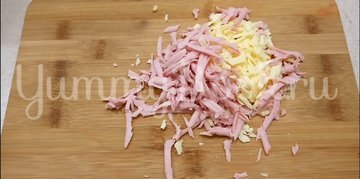 Омлет с колбаской и сыром - шаг 2