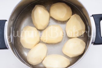 Картофельный рулет с курицей и грибами - шаг 1