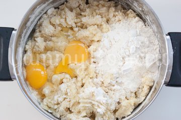 Картофельный рулет с курицей и грибами - шаг 2