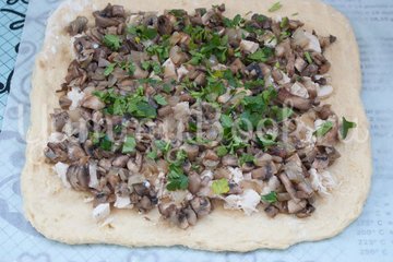 Картофельный рулет с курицей и грибами - шаг 5