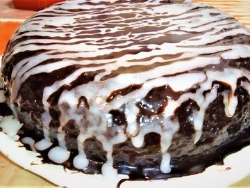 Шоколадный торт с вишней и кремом