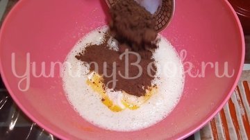 Шоколадный торт с вишней и кремом - шаг 1