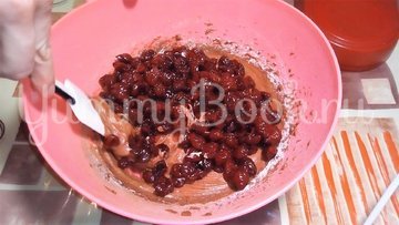 Шоколадный торт с вишней и кремом - шаг 3