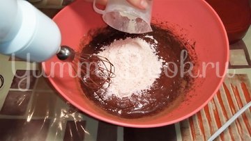 Шоколадный торт с вишней и кремом - шаг 2