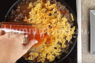 Макароны с фаршем в томатном соусе на сковороде - шаг 3