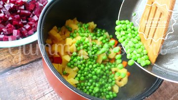 Винегрет с огурцом и горошком - шаг 4