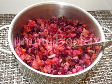 Винегрет с красной фасолью и маринованным луком - шаг 10