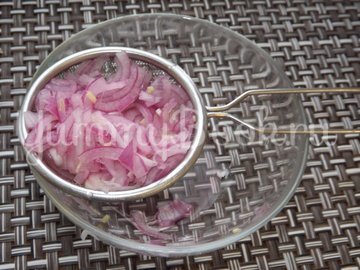 Винегрет с красной фасолью и маринованным луком - шаг 8