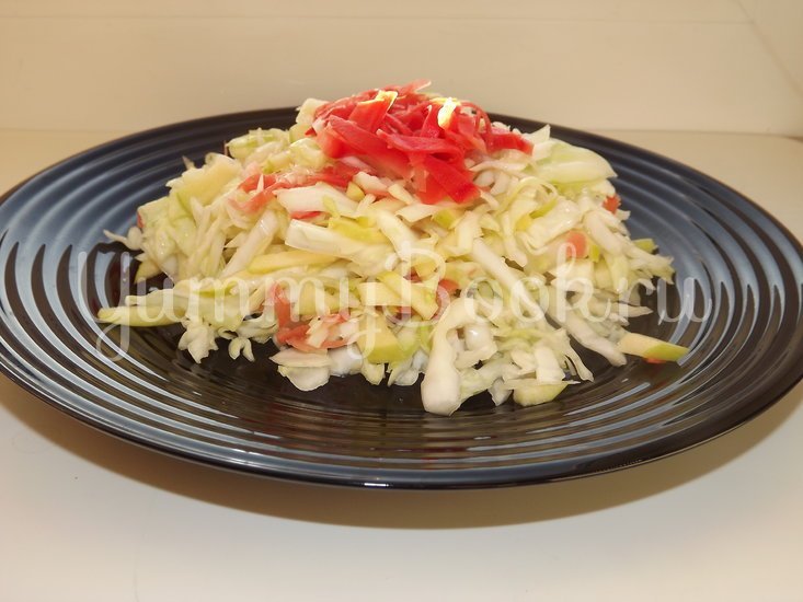 Салат из свежей капусты с имбирем и яблоком - шаг 5