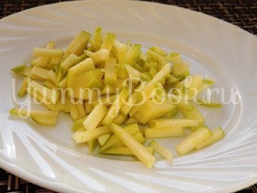 Салат из свежей капусты с имбирем и яблоком - шаг 3