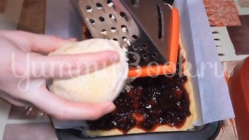 Кудрявый пирог простой рецепт. image middle 11485c66a67bea1f250231232 50231233. Кудрявый пирог простой рецепт фото. Кудрявый пирог простой рецепт-image middle 11485c66a67bea1f250231232 50231233. картинка Кудрявый пирог простой рецепт. картинка image middle 11485c66a67bea1f250231232 50231233. Тертый пирог — лакомство, знакомое многим из нас с детства. Его готовили даже в самые трудные времена из варенья, запасенного в кладовке. Нежное и рассыпчатое тесто идеально сочетается с разнообразными ягодами и фруктами. Выпечка получается вкусной и очень ароматной. Обычно пирог разрезали на небольшие квадратики, их можно было кушать, как печенье.