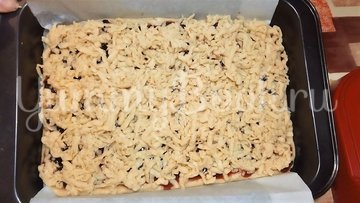 Кудрявый пирог простой рецепт. image middle 9235c66a688bdbd850231233 50231234. Кудрявый пирог простой рецепт фото. Кудрявый пирог простой рецепт-image middle 9235c66a688bdbd850231233 50231234. картинка Кудрявый пирог простой рецепт. картинка image middle 9235c66a688bdbd850231233 50231234. Тертый пирог — лакомство, знакомое многим из нас с детства. Его готовили даже в самые трудные времена из варенья, запасенного в кладовке. Нежное и рассыпчатое тесто идеально сочетается с разнообразными ягодами и фруктами. Выпечка получается вкусной и очень ароматной. Обычно пирог разрезали на небольшие квадратики, их можно было кушать, как печенье.