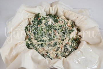 Пирог из теста фило со шпинатом, чеддером и фетой - шаг 8