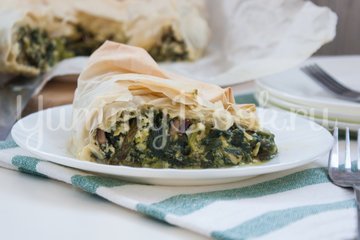 Пирог из теста фило со шпинатом, чеддером и фетой - шаг 11