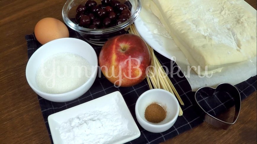 Пирожки из слоеного теста с вишней и яблоком - шаг 1