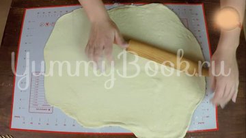 Пирожки из слоеного теста с вишней и яблоком - шаг 4
