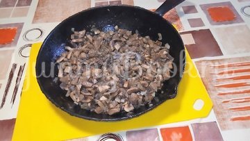 Картофельная пицца с грибами на сковороде - шаг 1