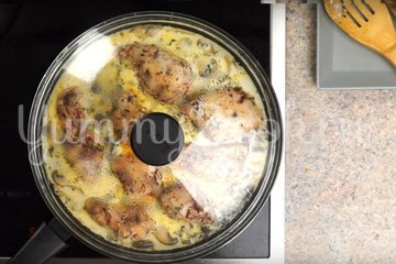 Макароны с курицей и грибами в сливочном соусе - шаг 4