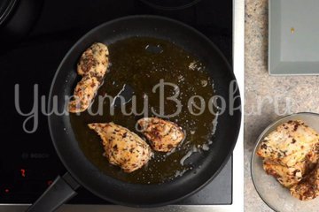 Макароны с курицей и грибами в сливочном соусе - шаг 2