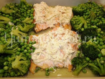 Форель запеченная с брокколи и зеленым горошком - шаг 7