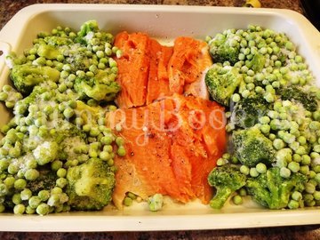 Форель запеченная с брокколи и зеленым горошком - шаг 3