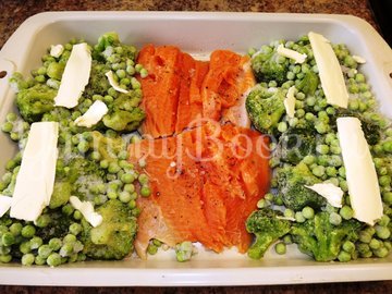 Форель запеченная с брокколи и зеленым горошком - шаг 4