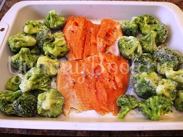 Форель запеченная с брокколи и зеленым горошком - шаг 2
