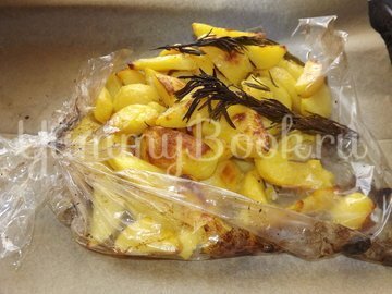 Картофель с розмарином и чесноком запеченный в рукаве - шаг 6