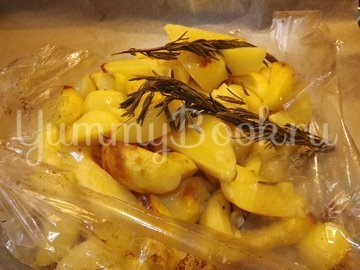 Картофель с розмарином и чесноком запеченный в рукаве - шаг 5