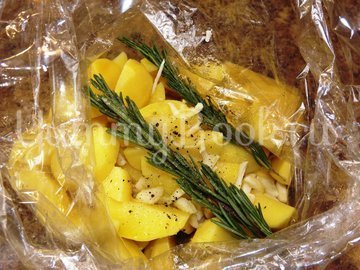 Картофель с розмарином и чесноком запеченный в рукаве - шаг 3