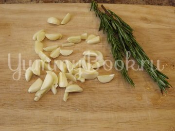 Картофель с розмарином и чесноком запеченный в рукаве - шаг 1